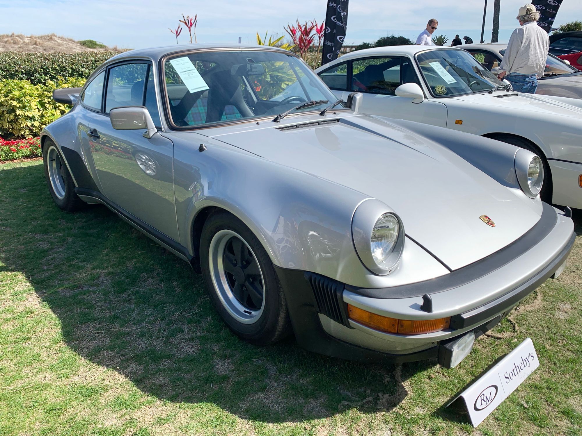 <img src="porsche.jpg" alt="a 1976 Porsche">