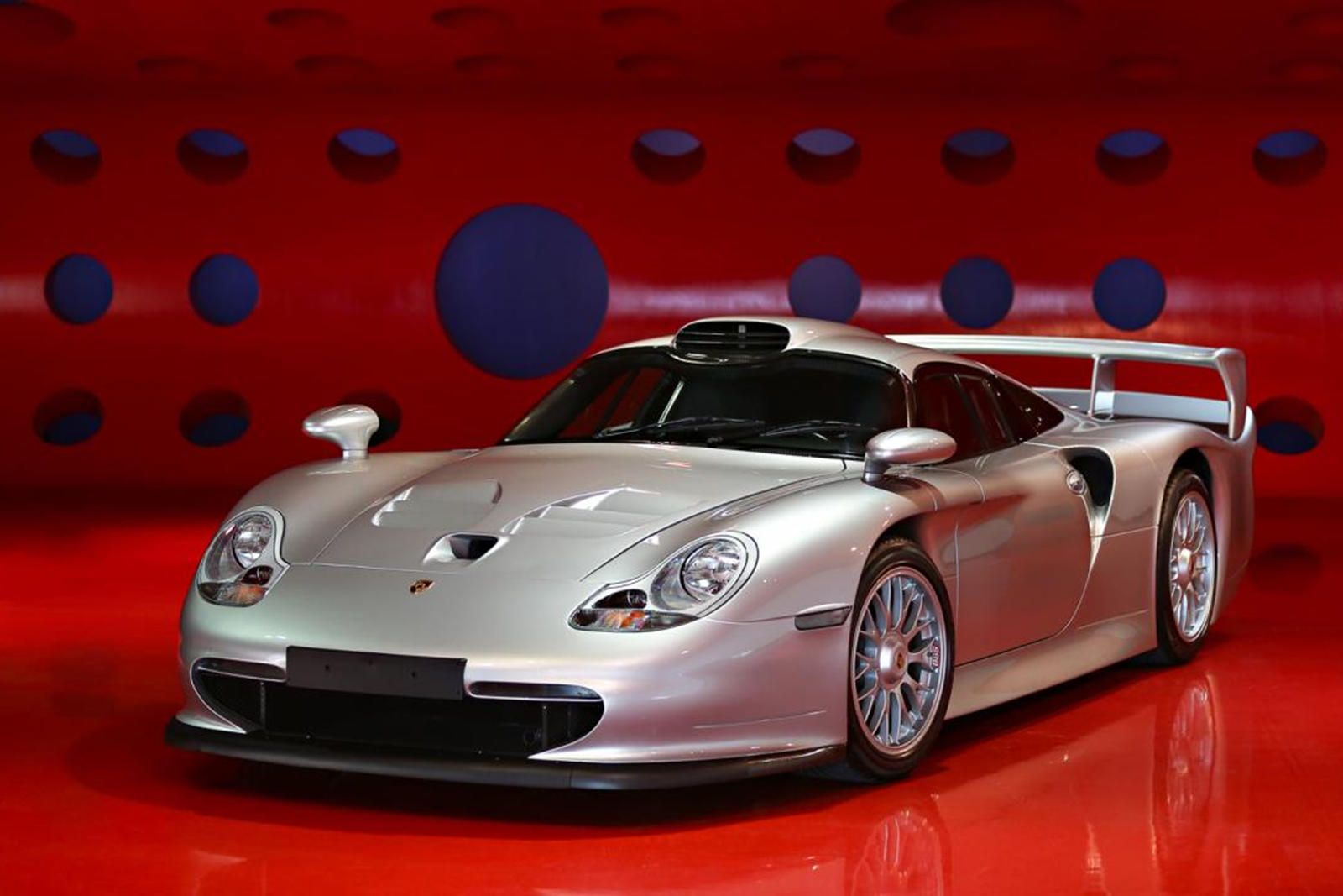 <img src="auction-1998-porsche.jpg" alt="1998 Porsche 911 GT1 Strassenversion">