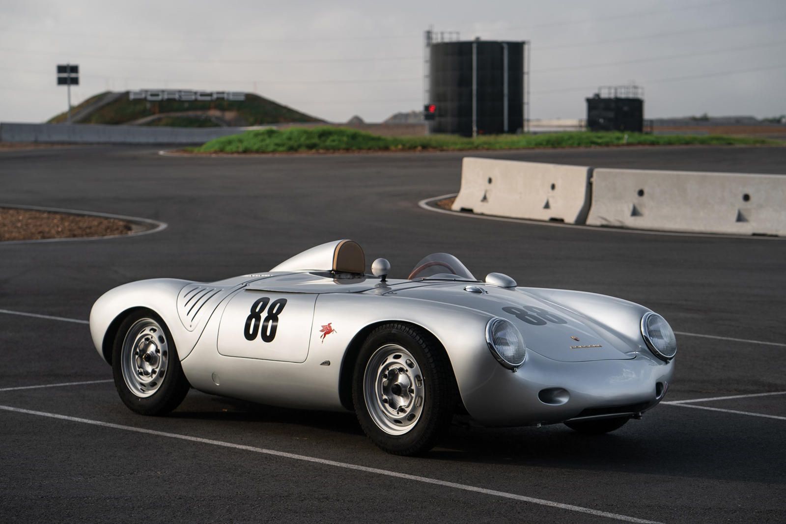 <img src="auction-550-spyder.jpg" alt="The 1957 Porsche 550 Spyder">