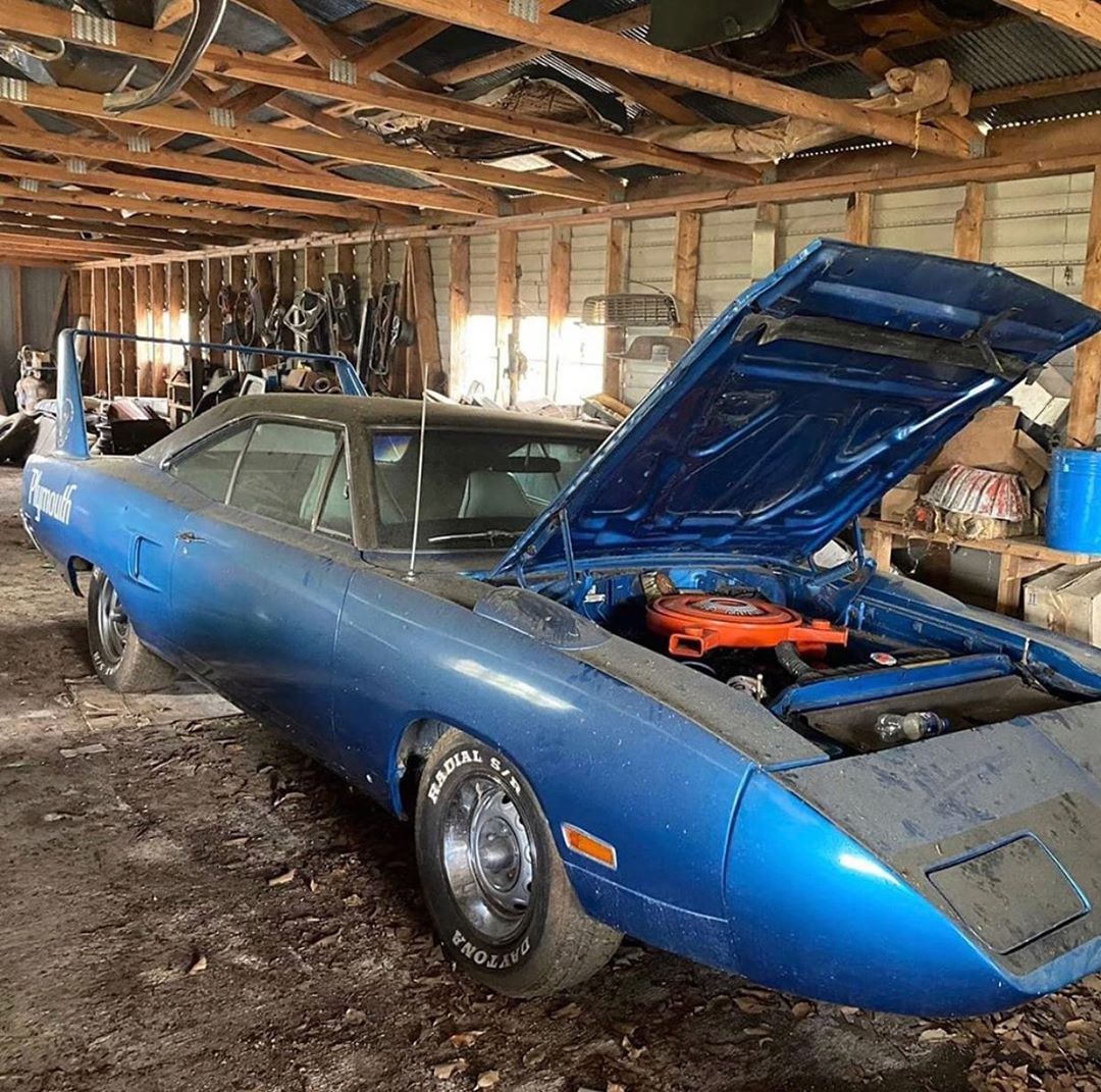 <img src="1970-plymouth.jpg" alt="A 1970 Plymouth Superbird barn find">