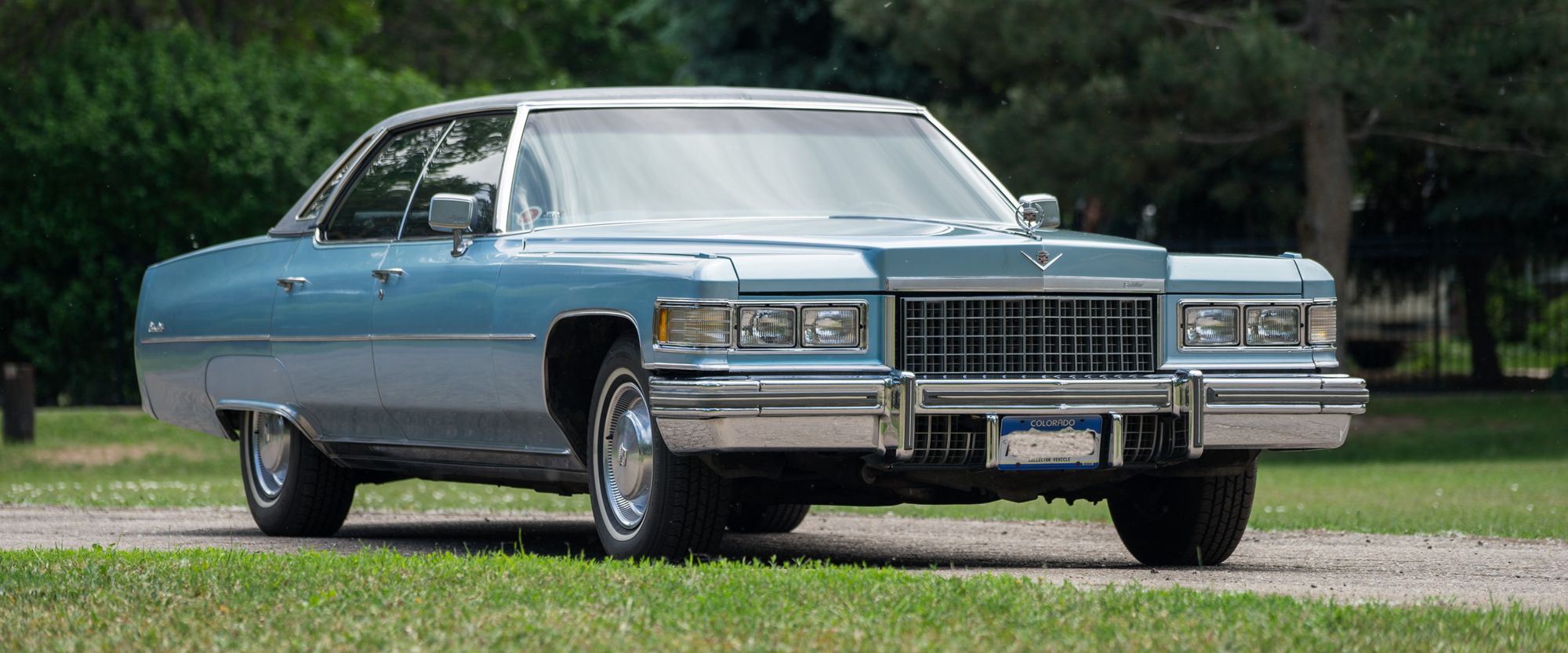 <img src="1976-cadillac.jpg" alt="A 1976 Cadillac Sedan de Ville">