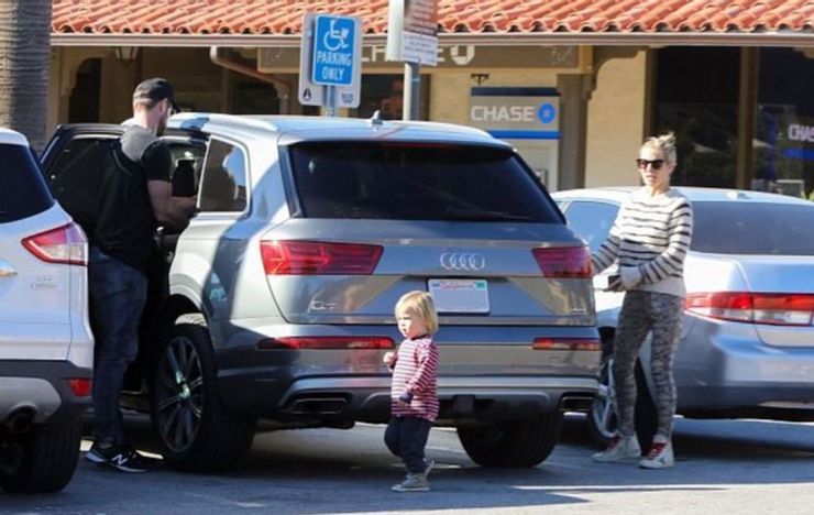 <img src="audi.jpg" alt="Chris Hemsworth Audi Q7">