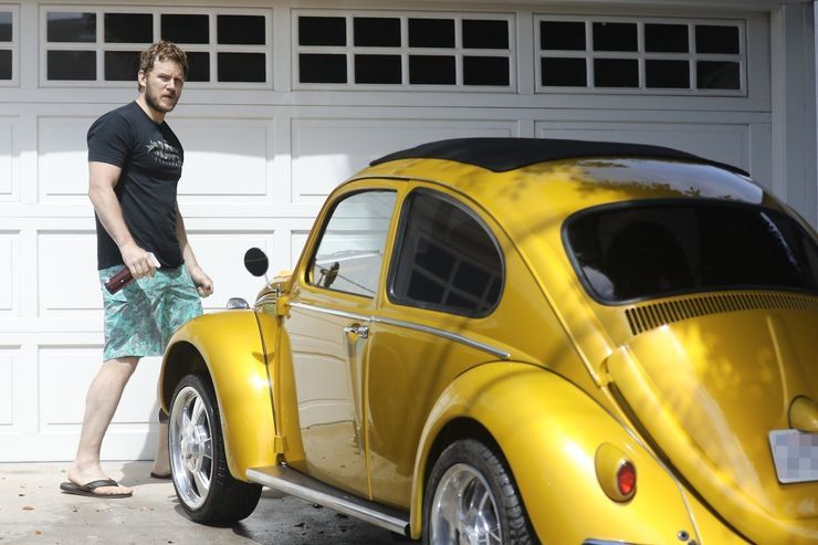 <img src="chrispratt.jpg" alt="Chris Pratt and his Volkswagen Beetle">