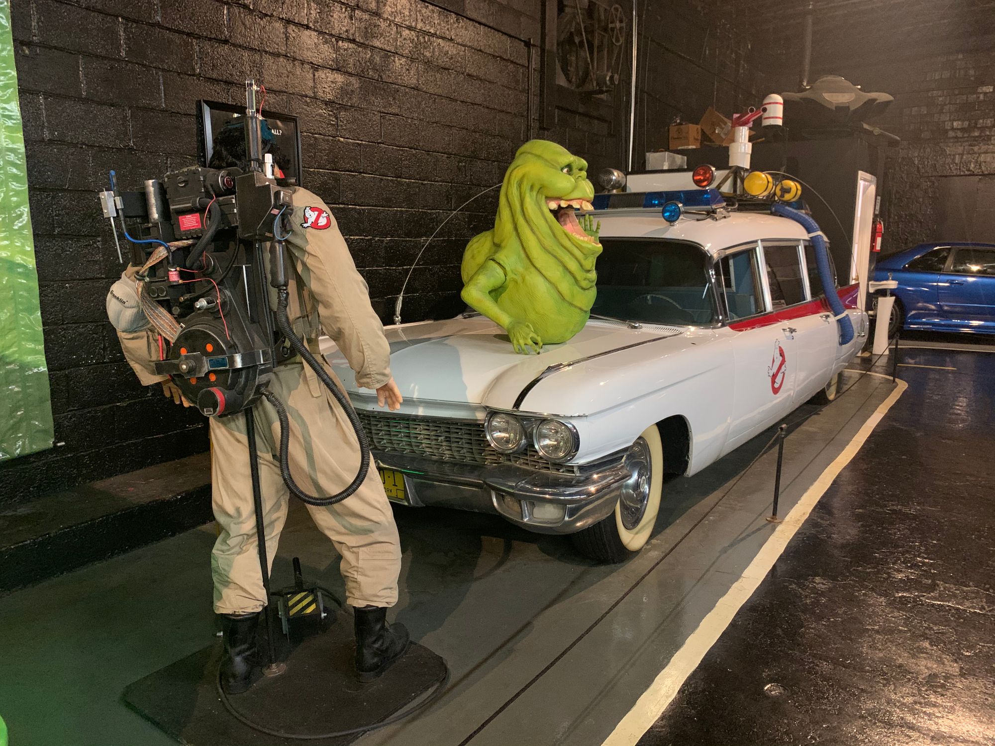 <img src="ghostbusters.jpg" alt="Ghostbusters Ecto-1">