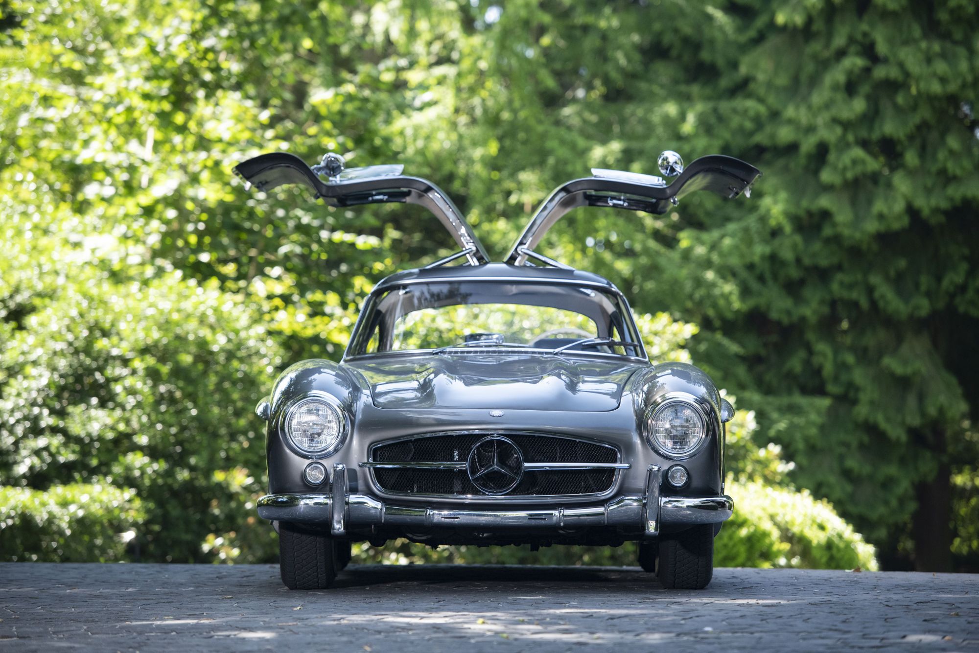 <img src="mercedes-front.jpg" alt="A 1955 Mercedes-Benz 300 SL Gullwing">