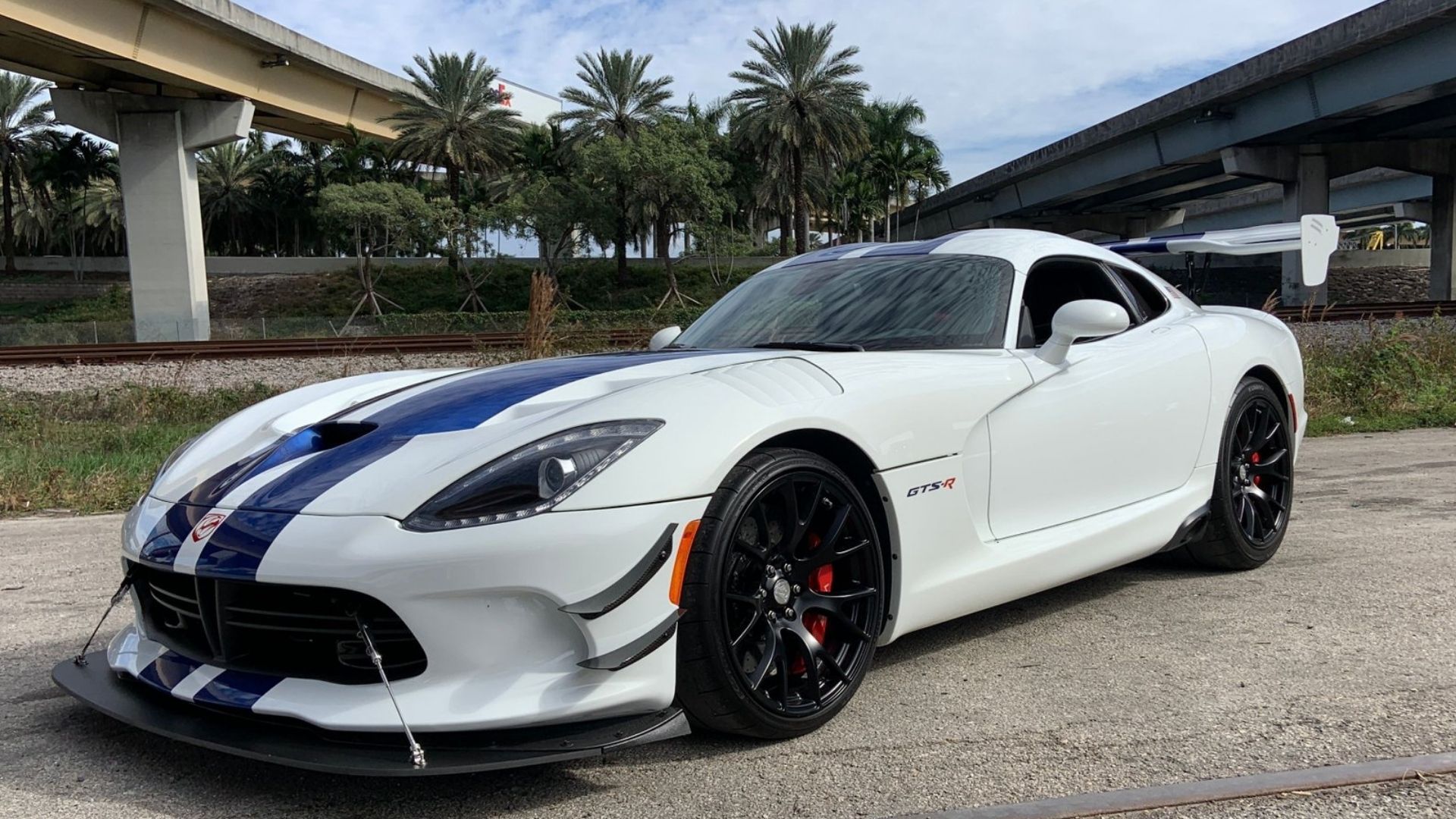 17 Dodge Viper Gts R Celebrates The Legacy