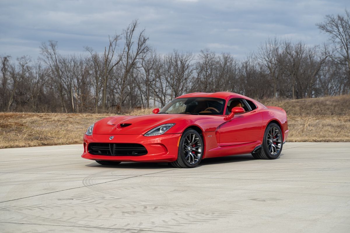 13 Srt Viper Gts Is A Sports Car With A Lot Of Muscle