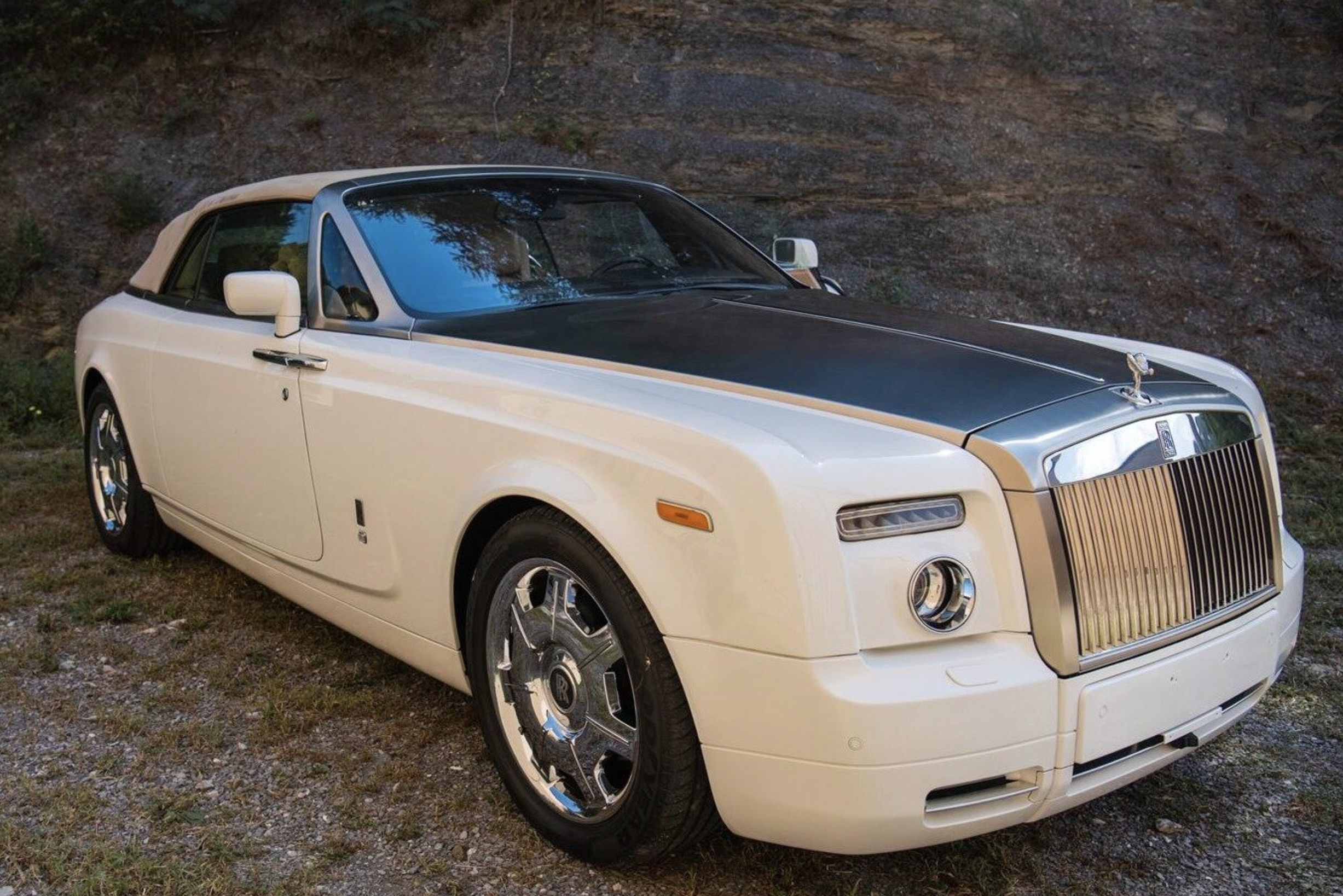 Cận cảnh RollsRoyce Phantom Drophead Coupe màu xanh dương độc nhất Việt Nam