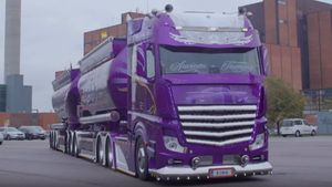 This Mercedes Lowrider Truck Is Ridiculous