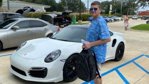 Florida Man Buys Porsche 911 Turbo With Homemade Check