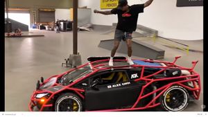 Pro Skateboarder Nyjah Huston Grinds a Lamborghini