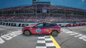 Mustang Mach-E Pace Car Debuts At Talladega