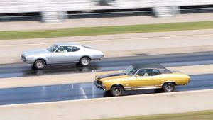 1971 Chevelle SS Smacks A 1969 Oldsmobile Cutlass S Around