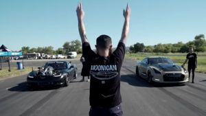 Modified Nissan R35 GT-R Races Modified C6 Corvette