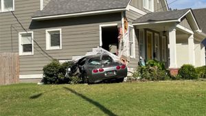 C5 Corvette Hits Memphis House