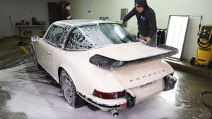 Barn Find Porsche 911 E Targa Gets Washed