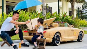 Dad Crafts Wooden Rolls-Royce For Son