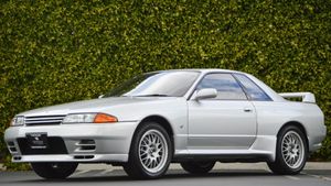 1993 Nissan Skyline GT-R V-Spec Provides AWD Thrills