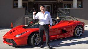 Ferrari Collector Finally Gets His LaFerrari Aperta