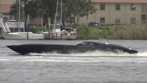 ZR48 Corvette Boat Outruns The Cops