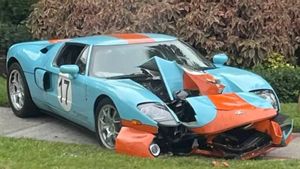 Florida Man Crashes Ford GT Because He’s An Idiot