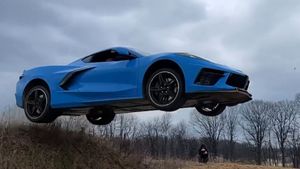 Guy Jumps C8 Corvette To Sell It