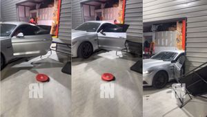 Mustang Driver Folds His Door