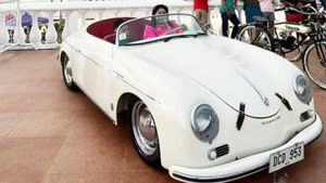 Philippines Mayor Shows Off Classics Collection At Car Show