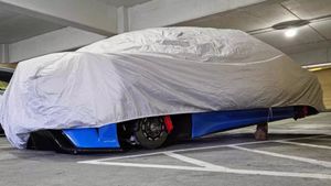 Someone Stole The Wheels Off This Acura NSX