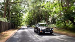 What’s It Like To Drive The Queen Mother’s Jaguar V12 Sovereign?