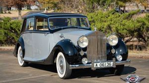 Join The High Ranks Of Society With A Rolls-Royce Silver Wraith