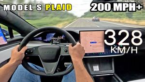Tesla Model S Plaid Stuns On The Autobahn, Hits Dizzying 203 MPH